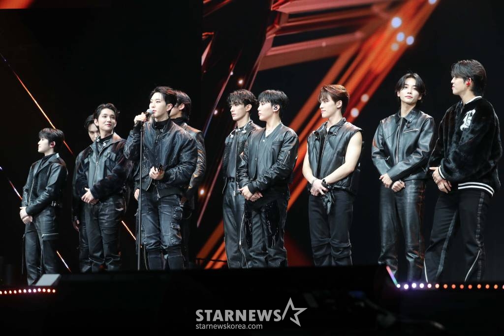 그룹 세븐틴이 13일 오후 일본 나고야 니혼가이시홀에서 열린 스타뉴스-미디어보이 주최 '2022 Asia Artist Awards IN JAPAN'(2022 아시아 아티스트 어워즈, 이하 2022 AAA)에서 AAA대상 올해의 가수상을 수상하고 소감을 말하고 있다. 스타뉴스와 미디어보이가 주최하고 Asia Artist Awards 조직위원회와 더스타파트너, 컬쳐 엔터테인먼트가 공동 주관하는 글로벌 NO.1 시상식 '2022 AAA'에는 올 한 해 동안 국내외에서 많은 사랑을 받은 가수, 배우들이 참석해 눈을 뗄 수 없는 화려한 글로벌 축제의 장을 펼친다. 2022.12.13 /사진=임성균 기자 tjdrbs23@