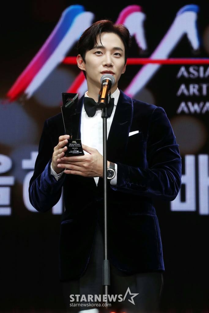 배우 이준호가 13일 오후 일본 나고야 니혼가이시홀에서 열린 스타뉴스-미디어보이 주최 '2022 Asia Artist Awards IN JAPAN'(2022 아시아 아티스트 어워즈, 이하 2022 AAA)에서 AAA대상 올해의 배우상을 수상하고 소감을 말하고 있다. 스타뉴스와 미디어보이가 주최하고 Asia Artist Awards 조직위원회와 더스타파트너, 컬쳐 엔터테인먼트가 공동 주관하는 글로벌 NO.1 시상식 '2022 AAA'에는 올 한 해 동안 국내외에서 많은 사랑을 받은 가수, 배우들이 참석해 눈을 뗄 수 없는 화려한 글로벌 축제의 장을 펼친다. 2022.12.13 /사진=임성균 기자 tjdrbs23@