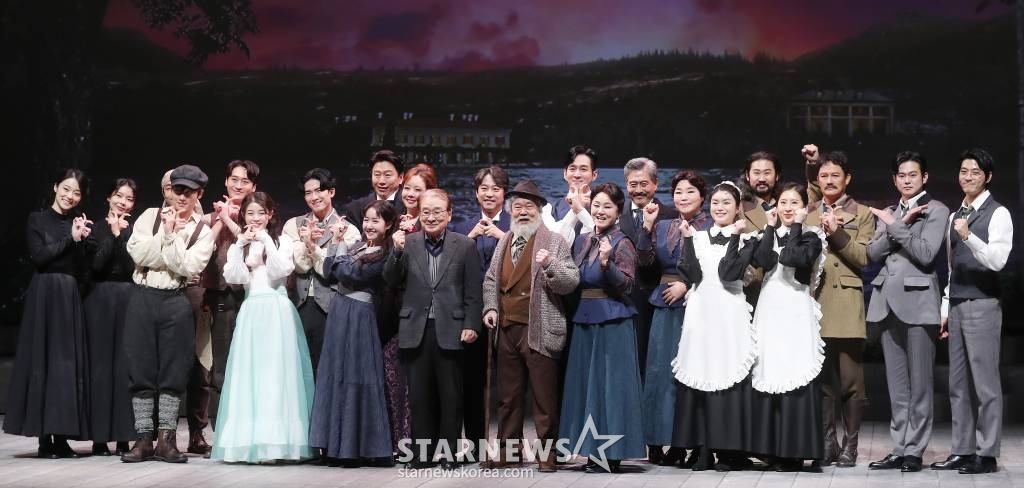 20일 오후 서울 광진구 유니버설 아트센터에서 진행된 연극 '갈매기' 프레스콜에서 출연자들이 포즈를 취하고 있다. '갈매기'는 러시아를 대표하는 극작가 안톤 체홉의 희곡을 원작으로 인물들 간의 비극적인 사랑과 처절한 갈등, 인간 존재의 이유와 삶의 의미를 찾아가는 내용을 다룬다. 오는 21일 유니버설아트센터 대극장에서 개막한다. 2022.12.20 /사진=김창현 기자 chmt@