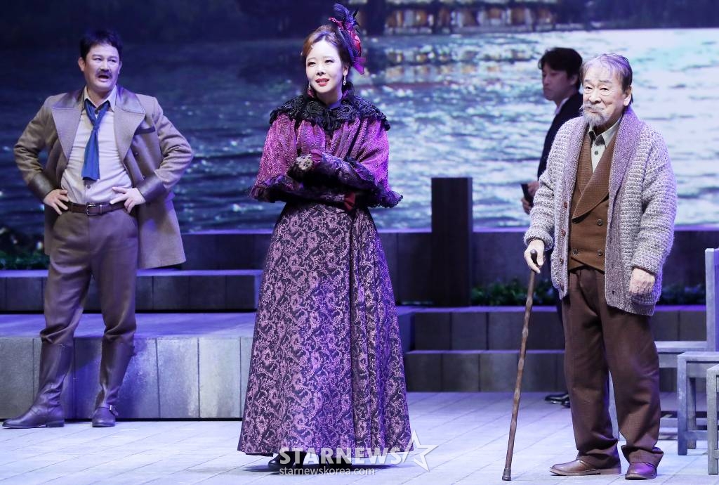 배우 강성진, 소유진, 이순재가 20일 오후 서울 광진구 유니버설 아트센터에서 진행된 연극 '갈매기' 프레스콜에 참석해 열연하고 있다. '갈매기'는 러시아를 대표하는 극작가 안톤 체홉의 희곡을 원작으로 인물들 간의 비극적인 사랑과 처절한 갈등, 인간 존재의 이유와 삶의 의미를 찾아가는 내용을 다룬다. 오는 21일 유니버설아트센터 대극장에서 개막한다. 2022.12.20 /사진=김창현 기자 chmt@