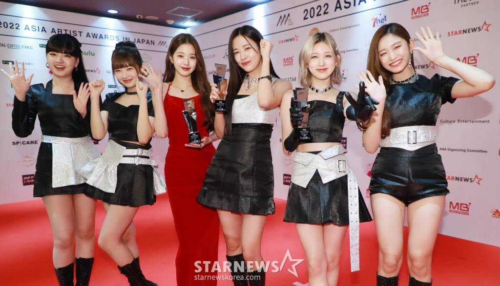 걸그룹 아이브가 13일 오후 일본 나고야 니혼가이시홀에서 열린 스타뉴스-미디어보이 주최 '2022 Asia Artist Awards IN JAPAN'(2022 아시아 아티스트 어워즈, 이하 2022 AAA)에서 대상인 AAA 올해의 노래상을 비롯해 3관왕을 달성한 뒤 포즈를 취하고 있다. 스타뉴스와 미디어보이가 주최하고 Asia Artist Awards 조직위원회와 더스타파트너, 컬쳐 엔터테인먼트가 공동 주관하는 글로벌 NO.1 시상식 '2022 AAA'에는 올 한 해 동안 국내외에서 많은 사랑을 받은 가수, 배우들이 참석해 눈을 뗄 수 없는 화려한 글로벌 축제의 장을 펼친다. 2022.12.13 /사진=이동훈 기자 photoguy@