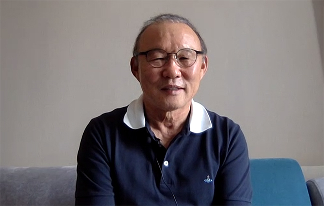 베트남 축구대표팀과 동행을 마친 뒤 17일 온라인을 통해 기자회견 중인 박항서 감독. /사진=화상 인터뷰 화면 캡처