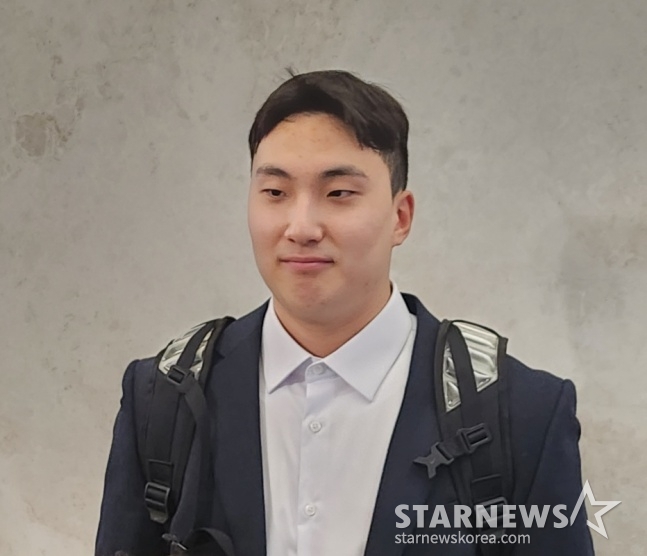 KIA 정해영이 30일 인천국제공항에서 출국을 앞두고 취재진의 인터뷰에 임하고 있다./사진=김동윤 기자