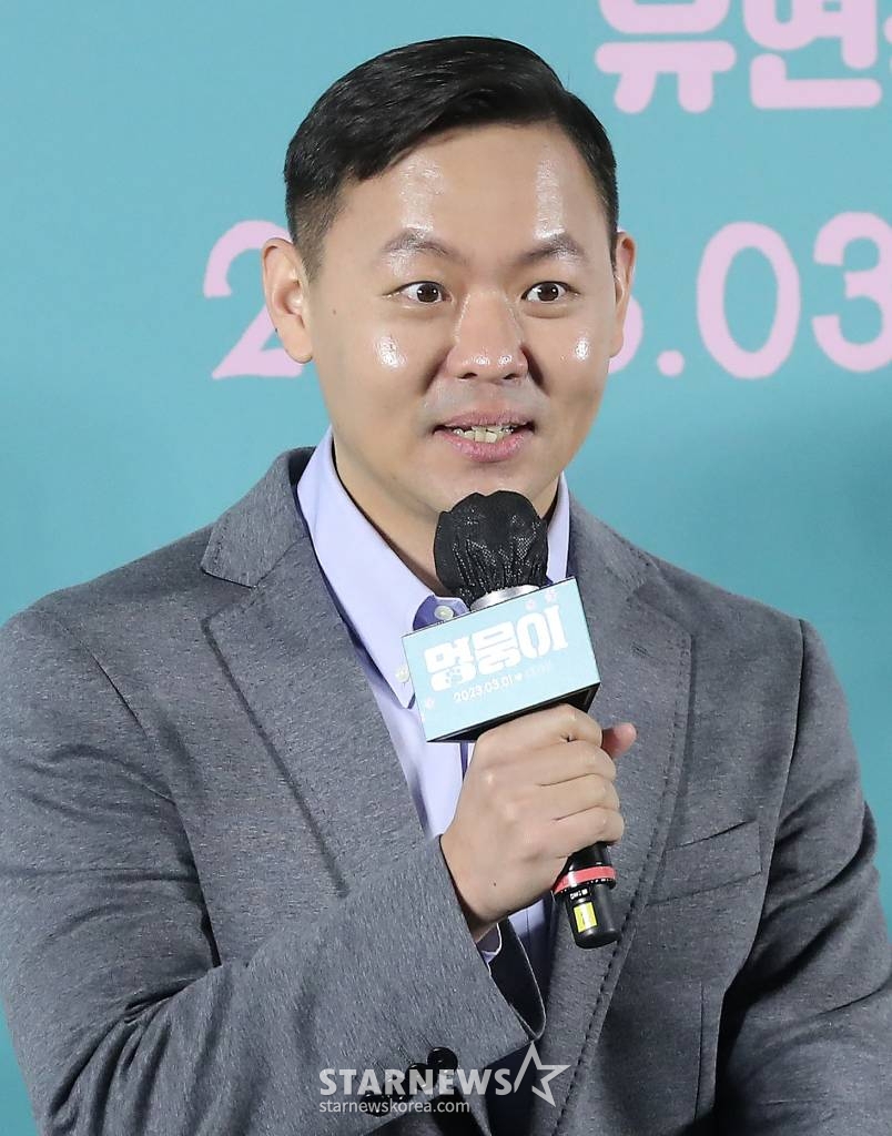 김주환 감독이 31일 오전 서울 성동구 메가박스 성수에서 진행된 영화 '멍뭉이' 제작보고회에 참석해 인사말을 하고 있다. '멍뭉이'는 견주 인생 조기 로그아웃 위기에 처한 '민수'와 인생 자체가 위기인 '진국', 두 형제가 사랑하는 반려견 '루니'의 완벽한 집사를 찾기 위해 면접을 시작하고, 뜻밖의 '견'명적인 만남을 이어가는 영화. 오는 3월 1일 개봉. 2023.01.31 /사진=김창현 기자 chmt@