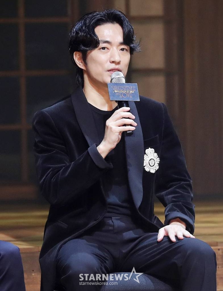 배우 정문성이 7일 오후 서울 서초구 예술의 전당 CJ토월극장에서 진행된 연극 '셰익스피어 인 러브' 기자간담회에 참석해 인사말을 하고 있다.  '로미오와 줄리엣'이 셰익스피어의 사랑에서 탄생했다는 상상에서 출발한 연극 '셰익스피어 인 러브'의 이번 한국 초연에는 정문성, 이상이, 김성철, 정소민, 채수빈, 김유정 등 탄탄한 연기력과 대중 인지도를 갖춘 배우부터 송영규, 임철형, 오용, 이호영, 김도빈, 박정원 등 베테랑 배우까지, 믿고 보는 배우들이 대거 합류했다. 2023.02.07 /사진=김창현 기자 chmt@