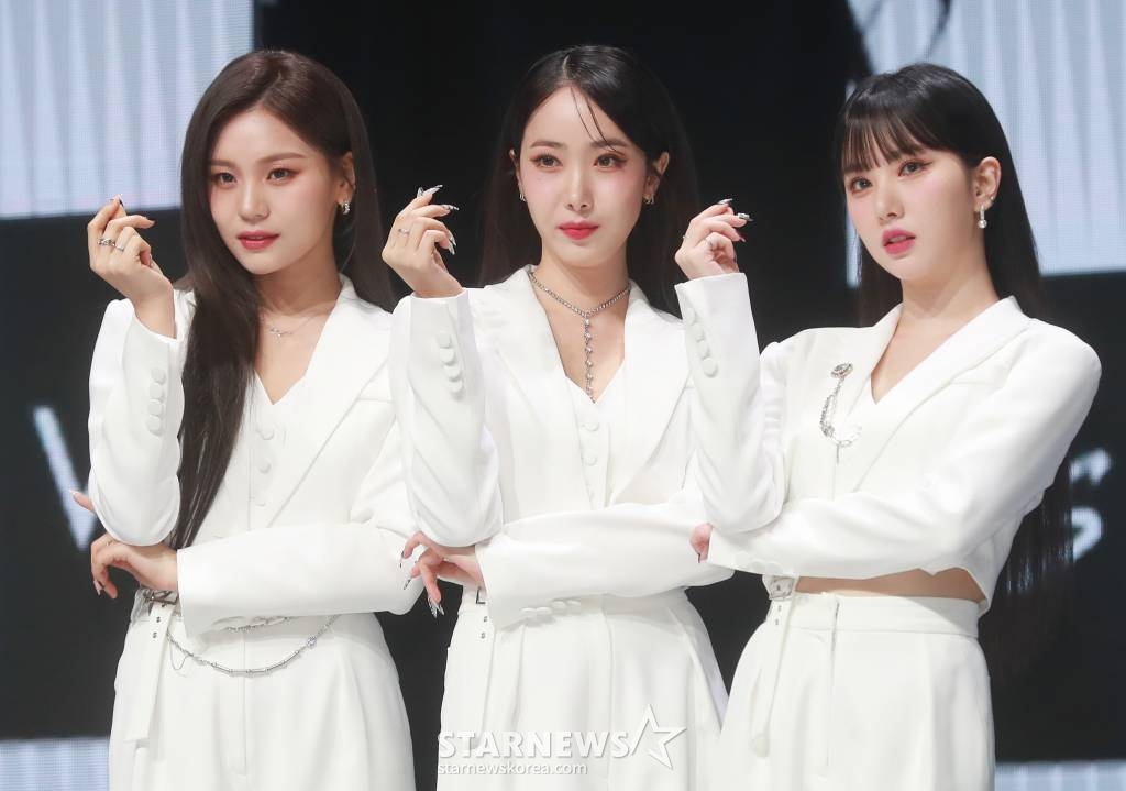 걸그룹 비비지(VIVIZ)가 31일 오후 서울 광장동 예스24라이브홀에서 진행된 세 번째 미니앨범 '베리어스(VarioUS)' 쇼케이스에서 포즈를 취하고 있다. 이번 앨범에는 그루비하면서도 중독성 있는 사운드로 귓가를 사로는 타이틀곡 '풀 업(PULL UP)'을 비롯해 총 6곡이 수록됐다. /2023.01.31 /사진=이동훈 기자 photoguy@