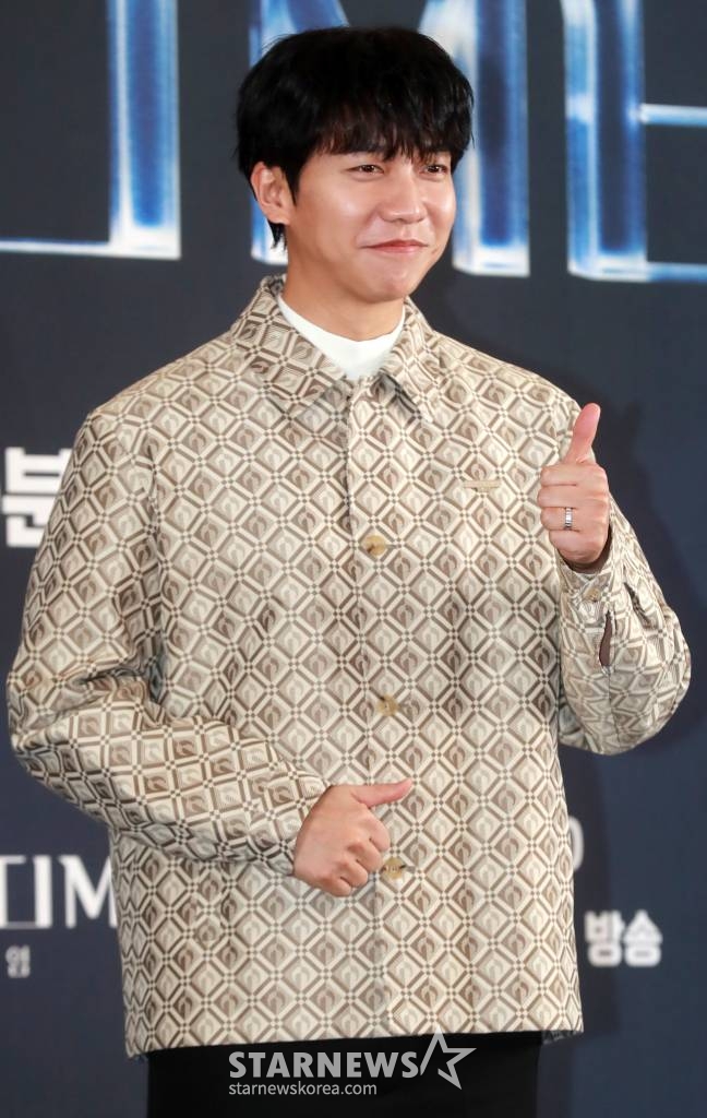 가수 이승기가 15일 서울 마포구 스탠포드호텔에서 열린 JTBC 예능 프로그램 '피크타임' 제작발표회에 참석해 포즈를 취하고 있다.  ‘피크타임’은 무대가 절실한 현역 아이돌부터 빛을 보지 못한 경단(경력단절), 해체돌까지 다시 한 번 무대에 올라 뜨거운 경쟁을 벌이는 팀전 서바이벌이다. /2023.2.15 /사진=이동훈 기자 photoguy@