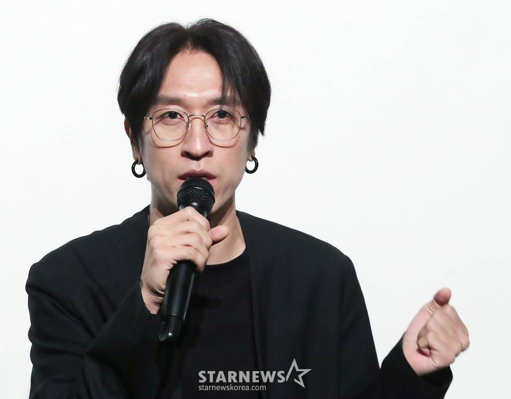 가수 백성현(코요테 빽가)이 20일 오전 서울 강남구 청담씨네시티 엠큐브에서 진행된 첫 EP 앨범 '큐어'(CURE) 발매 기념 음감회에 참석해 인사말을 하고 있다. '큐어'에는 더블 타이틀곡 가창곡 '바람이 달빛이'와 연주곡 'Close My Eyes'를 비롯해 총 8곡이 담겼다. 2023.02.20 /사진=김창현 기자 chmt@