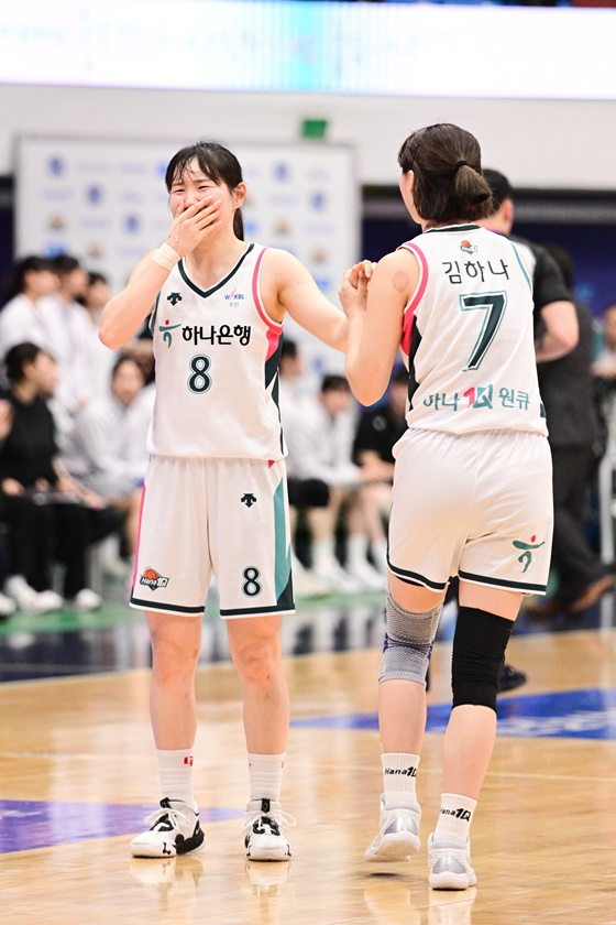 부천 하나원큐 김지영(왼쪽)과 김하나. /사진=WKBL 제공