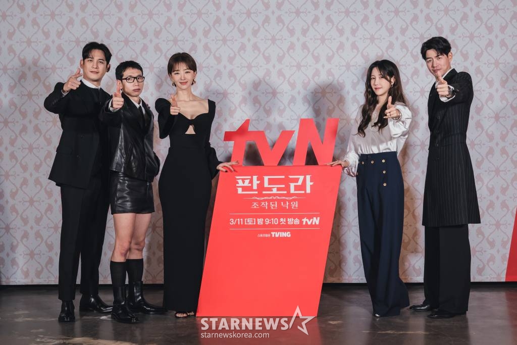 배우 박기웅, 봉태규, 장희진, 이지아, 이상윤이 7일 오후 온라인 생중계로 진행된 tvN 새 드라마 '판도라 : 조작된 낙원' 제작발표회에 참석해 포즈를 취하고 있다. 누구나 부러워하는 인생을 사는 여성이 잃어버렸던 과거의 기억을 회복하면서 자신의 운명을 멋대로 조작한 세력을 응징하기 위해 펼치는 복수극 '판도라 : 조작된 낙원'은 오는 11일 첫 방송된다. /사진제공=CJENM 2023.03.07 /사진=이동훈 기자 photoguy@