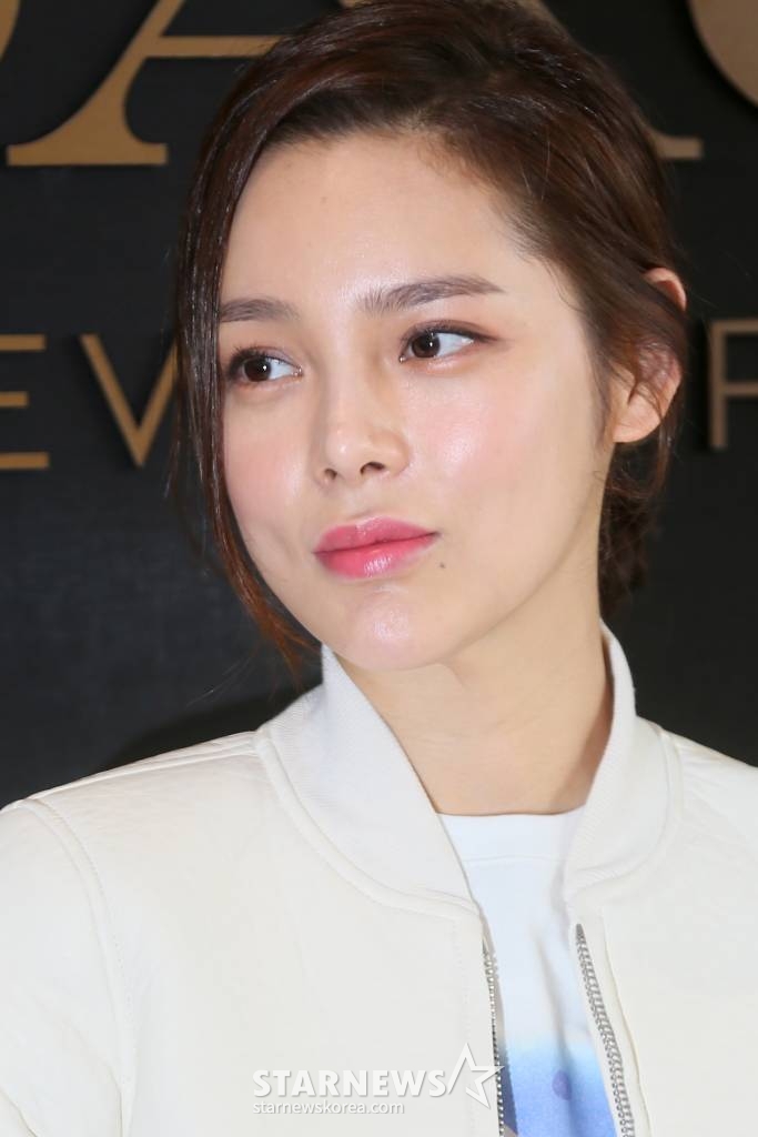 배우 박시연이 10일 오후 서울 송파구 롯데백화점 잠실점에서 열린 '코치, 리뉴얼 오픈행사'에 참석해 포즈를 취하고 있다. /사진=임성균 기자 tjdrbs23@