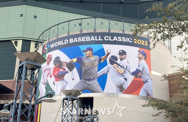 미국 애리조나주 피닉스 체이스필드에 걸려 있는 2023 월드베이스볼클래식 C조 참가국 현수막. /사진=이상희 통신원