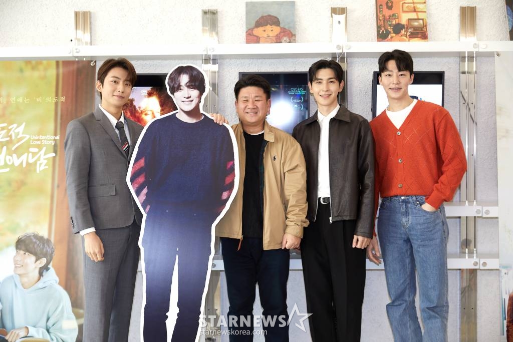 배우 공찬, 정의순 감독, 배우 도우, 원태민이 16일 오후 진행된 티빙 드라마 '비의도적 연애담' 기자간담회에 참석해 포즈를 취하고 있다. 거짓말로 시작된 관계에서 진짜 사랑에 빠지게 된 두 남자의 이야기를 그린 BL 드라마 '비의도적 연애담'은 오는 17일 공개된다. /사진제공=티빙 2023.03.16 /사진=이동훈 기자 photoguy@