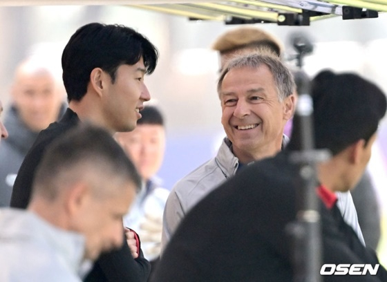 대한민국 공격수 손흥민(왼쪽)과 위르겐 클린스만 감독이 21일 파주NFC에서 이뤄진 소집훈련에서 이야기를 나누고 있다. /사진=OSEN