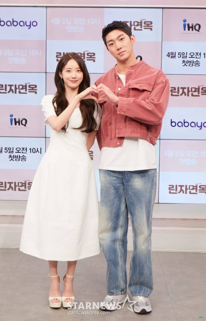 루다, 김진성이 29일 오후 온라인을 진행된 IHQ OTT 바바요 웨드라마 '린자면옥' 제작발표회에 참석해 포즈를 취하고 있다. 유체이탈 능력자 단아(이루다)가 아버지의 유산인 린자면옥을 지키기 위해 이승과 저승 사이인 '요승'에서 숙수신 홍익(김진성)과 벌이는 판타지 로맨스 '린자면옥'은 4월 5일 오픈한다. /사진제공=IHQ 2023.03.29 /사진=이동훈 기자 photoguy@
