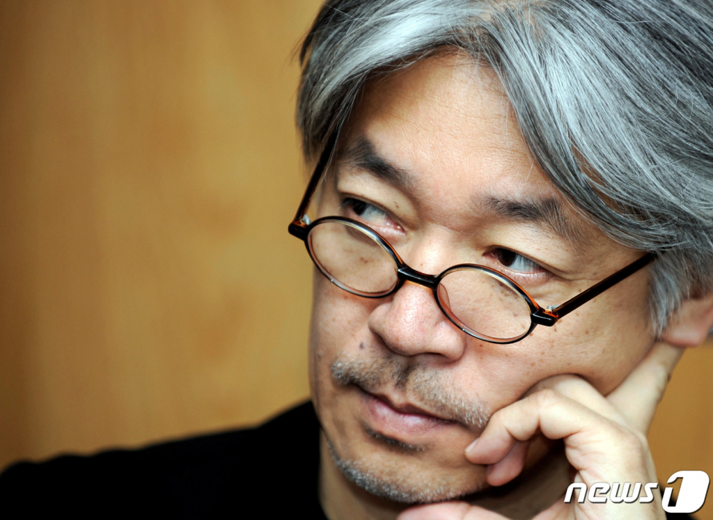 (히혼 로이터=뉴스1) 우동명 기자 = 일본의 작곡가이자 피아니스트인 사카모토 류이치가 지난 2008년 6월 18일 스페인 히혼에서 기자회견을 하고 있다. 사카모토는 3월 28일 직장암으로 투병 끝에 향년 71세로 별세했다. ⓒ 로이터=뉴스1 Copyright (C) 뉴스1. All rights reserved. 무단 전재 및 재배포 금지.
