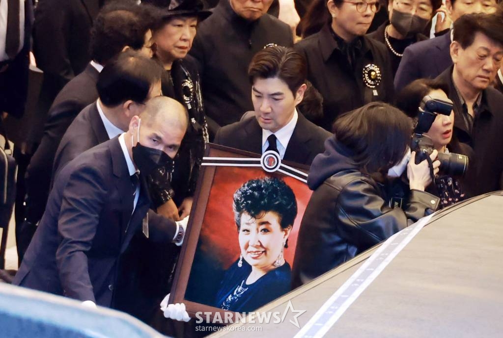 원로가수 고(故) 현미(본명 김명선) 발인식이 11일 오전 서울 동작구 흑석동 중앙대학교병원 장례식장에서 엄수되고 있다. 고 현미는 지난 4일 오전 9시37분께 서울 용산구 이촌동 자택에 쓰러진 상태로 팬클럽 회장 김모씨에게 발견됐다. 이후 김씨의 신고로 인근 병원으로 옮겨졌으나 안타깝게 생을 마감했다. 향년 85세. 2023.04.11 /사진=김창현 기자 chmt@