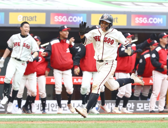 덕수고 선수들이 11일 인천SSG랜더스필드에서 열린 강릉고와 제2회 신세계 이마트배 전국고교야구대회 결승전 8회말 박준순(가운데)의 득점 때 환호하고 있다./사진=SSG 랜더스