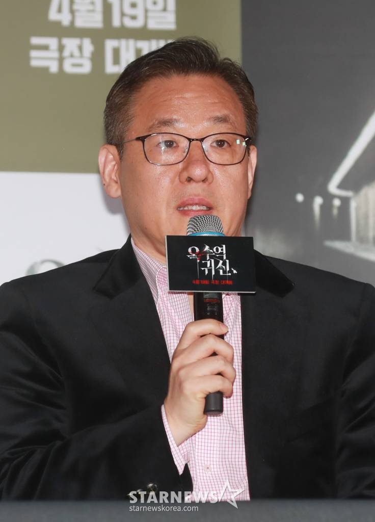 정융기 감독이 12일 오후 서울 CGV용산아이파크몰에서 진행된 영화 '옥수역 귀신'(감독 정용기) 언론시사회에 참석해 질문에 답하고 있다. 특종이 필요한 기자 나영이 옥수역에서 근무하는 친구 우원을 통해 옥수역에서 계속해서 일어난 사망사건들을 전해 듣고 취재를 시작하면서 벌어지는 이야기를 그린 '옥수역 귀신'은 오는 19일 개봉한다. /2023.04.12 /사진=이동훈 기자 photoguy@