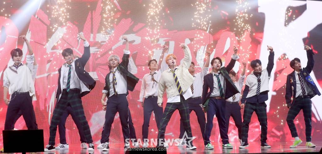 그룹 템페스트가 17일 오후 서울 광진구 광장동 예스24 라이브홀에서 진행된 네 번째 미니앨범 '폭풍전야' 발매 기념 쇼케이스에 참석해 멋진 무대를 선보이고 있다. 템페스트의 이번 앨범 타이틀곡 '난장(Dangerous)'은 고요한 신을 휩쓸 폭풍이 되어 일순간에 무대를 뒤집는 위험한 존재가 되겠다는 템페스트의 포부를 담은 곡이다. 2023.04.17 /사진=김창현 기자 chmt@