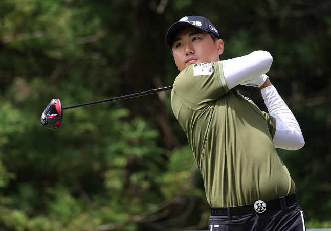조우영이 23일 KPGA 골프존 오픈 IN 제주 4라운드에서 티샷을 하고 있다. /사진=KPGA