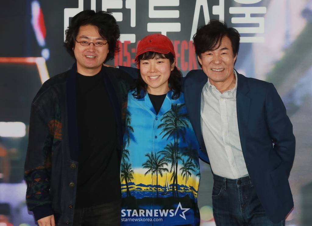 데이비 추 감독, 배우 박지민, 오광록이 24일 오전 서울 CGV용산아이파크몰에서 진행된 영화 '리턴 투 서울'(감독 데이비 추) 언론시사회에 참석해 포즈를 취하고 있다. 우연히 자신이 태어난 서울로 리턴한 25세 프레디, 어쩌다 한국 부모를 찾으면서 시작된 어쩌면 운명적인 여정을 그린 '리턴 투 서울'은 5월3일 개봉한다./2023.04.24 /사진=이동훈 기자 photoguy@