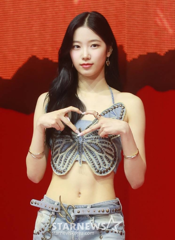 걸그룹 르세라핌(LE SSERAFIM) 카즈하가 1일 오후 서울 광진구 예스24라이브홀에서 진행된 정규 1집 '언포기븐'(UNFORGIVEN) 발매기념 쇼케이스에서 포즈를 취하고 있다. 이번 정규 1집 첫 번째 트랙 '번 투 브리지'(Burn the Bridge)는 르세라핌의 새로운 여정이 시작됐음을 알리는 곡으로, 노랫말은 멤버들이 직접 남긴 글이나 인터뷰에서 했던 말을 바탕으로 만들어져 이들이 전하고자 하는 메시지에 진정성을 더했다./2023.05.01 /사진=이동훈 기자 photoguy@