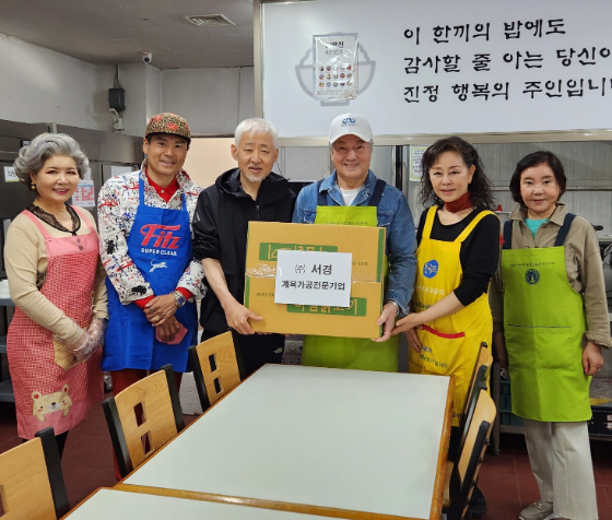 모델 이영숙(사진 맨 왼쪽부터 오른쪽으로), 가수 이향수, 향기네 무료 급식소 임성택 대표, 배우 한지일, 모델 진정아, 배우 엄유신./사진제공=한지일