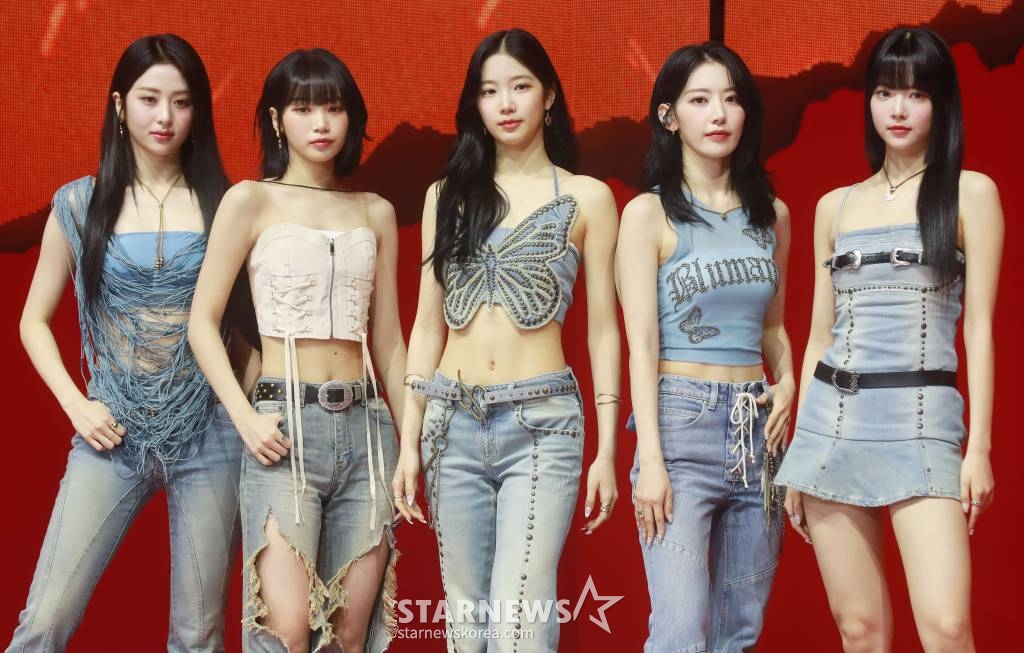 걸그룹 르세라핌(LE SSERAFIM)이 1일 오후 서울 광진구 예스24라이브홀에서 진행된 정규 1집 '언포기븐'(UNFORGIVEN) 발매기념 쇼케이스에서 포즈를 취하고 있다. 이번 정규 1집 첫 번째 트랙 '번 투 브리지'(Burn the Bridge)는 르세라핌의 새로운 여정이 시작됐음을 알리는 곡으로, 노랫말은 멤버들이 직접 남긴 글이나 인터뷰에서 했던 말을 바탕으로 만들어져 이들이 전하고자 하는 메시지에 진정성을 더했다./2023.05.01 /사진=이동훈 기자 photoguy@