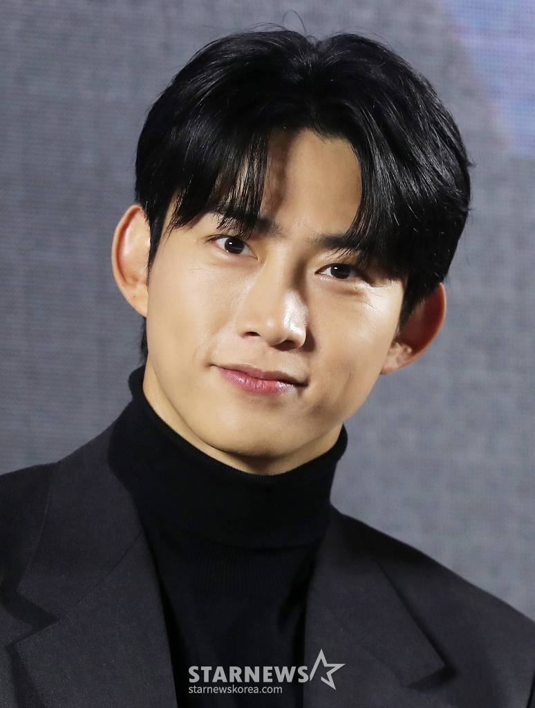 배우 옥택연이 11일 오후 서울 송파구 롯데시네마 워드타워에서 열린 영화 '한산 리덕스' 웰컴백 쇼케이스에 참석해 미소를 짓고 있다. '한산 리덕스'는 1592년 임진왜란 초기 조선의 운명을 건 해전을 앞둔 이순신 장군(박해일 분)의 고뇌와 전투에 임했던 이들의 못다한 이야기를 다룬다. 영화 '한산: 용의 출현'에서 21분 15초가 추가된 버전인 '한산 리덕스'에는 관객들의 호평과 요청에 힘입어 이순신 장군을 비롯한 다양한 인물들의 서사들과 함께 더욱 풍부한 한산해전 시퀀스들이 추가됐다. 2022.11.11 /사진=김창현 기자 chmt@