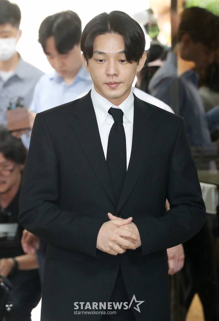 마약류 관리에 관한 법률 위반 혐의를 받고 있는 배우 유아인(본명 엄홍식)이 24일 오전 서울 서초구 중앙지방법원에서 진행된 구속전피의자심문(영장실질심사)에 출석하고 있다. 유아인은 프로포폴, 대마, 코카인, 케타민 등의 마약류를 투약한 혐의를 받고 있다. 사건을 담당한 서울경찰청 마약범죄수사대는 지난 19일 증거 인멸과 도주 우려가 있다며 유아인에 대한 사전 구속영장을 신청했고, 서울중앙지검은 지난 22일 법원에 구속영장을 청구했다. 유아인과 공범으로 지목된 미대 출신 작가 A씨도 같은 혐의로 구속영장이 청구됐다. 2023.05.24 /사진=김창현 기자 chmt@