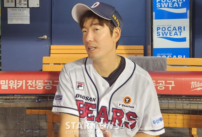 두산 김재호가 25일 삼성전 끝내기 안타를 친 뒤 취재진과 인터뷰를 하고 있다. /사진=안호근 기자