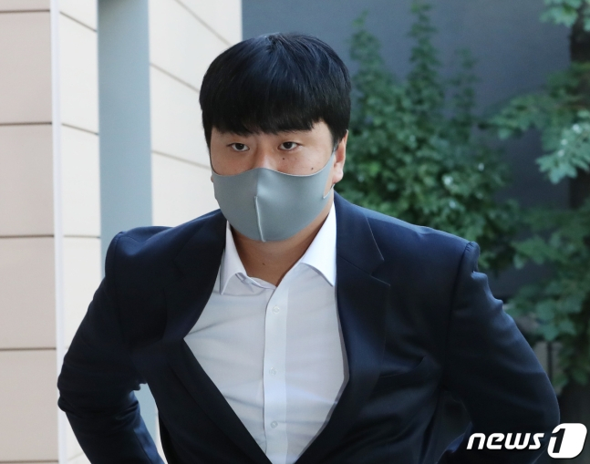 지난해 9월 첫 공판에 출석하고 있는 이영하. /사진=뉴스1