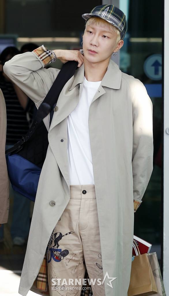 그룹 위너 이승훈이 런던 컬렉션 참석 차 14일 오전 인천국제공항을 통해 영국으로 출국하고 있다. /사진=김휘선 기자 hwijpg@