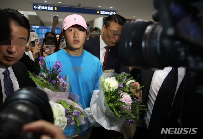 이강인이 7일 오후 인천국제공항을 통해 귀국하고 있다. /사진=뉴시스
