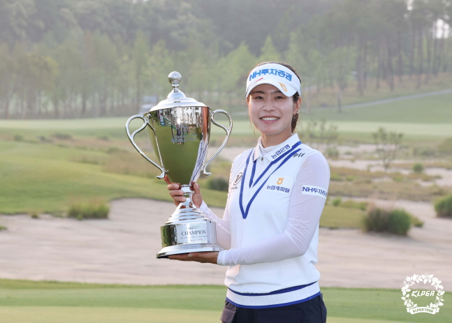 박민지가 11일 KLPGA 투어 셀트리온 퀸즈 마스터즈에서 우승을 차지하고 트로피를 들고 미소짓고 있다. /사진=KLPGT