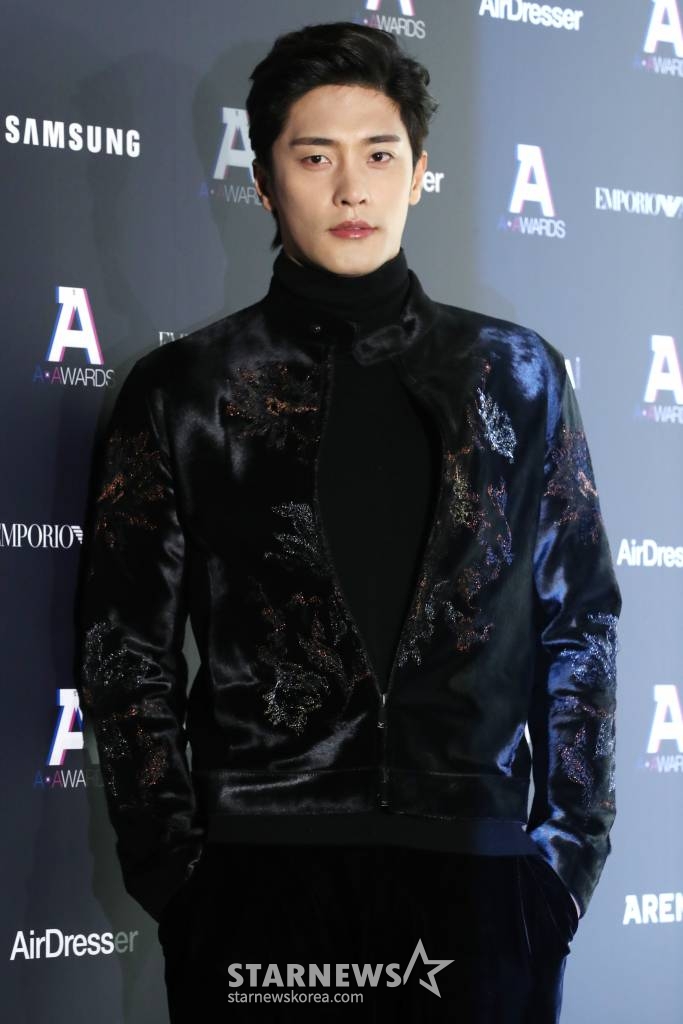 탤런트 성훈이 5일 오후 서울 강남구 청담동 엠포리오 아르마니에서 열린 '제12회 에이어워즈'에 참석해 포즈를 취하고 있다. /사진=이기범 기자 leekb@