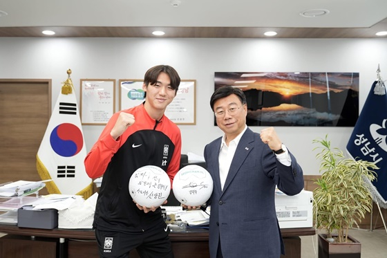 김지수와 신상진 성남시장이 기념사진을 찍고 있다. /사진=신상진 성남시장 SNS