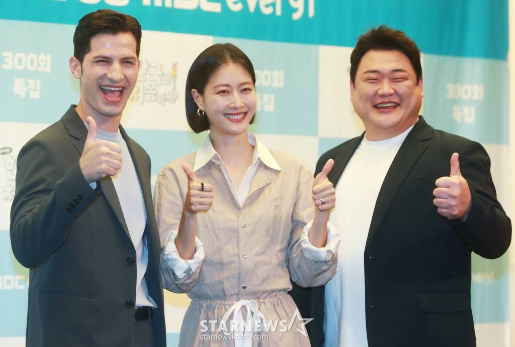 알베르토, 이현이, 김준현이 15일 오전 서울 마포구 스탠포드호텔에서 진행된 MBC에브리원 '어서와 한국은 처음이지' 300회 기자간담회에 참석해 포즈를 취하고 있다. '어서와 한국은 처음이지'는 다양한 나라에서 한국을 찾아온 외국인 친구들의 리얼 '한국 여행기' 여행 그대로의 보는 즐거움과 문화적 차이에서 오는 재미까지 동시 선사하는 '신개념 국내 여행' 리얼리티다. /2023.06.15 /사진=이동훈 기자 photoguy@