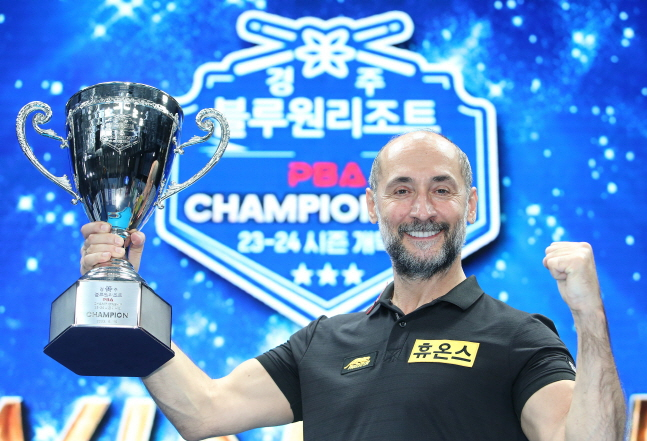 세이기너가 19일 PBA 투어 우승을 차지하고 트로피를 들어올리고 있다. /사진=PBA 투어