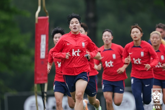 훈련에 집중하는 여자 축구 대표팀. /사진=대한축구협회 제공