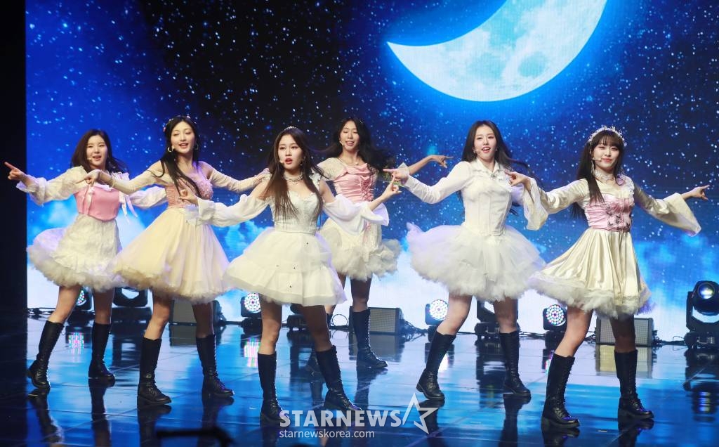 걸그룹 아일리원(ILY:1)이 5일 오후 서울 강남구 일지아트홀에서 진행된 첫 번째 미니앨범 ‘A DREAM OF ILY:1'(어 드림 오브 아일리원) 발매기념 쇼케이스에 참석해 신곡을 선보이고 있다. 이번 앨범에는 타이틀곡 ‘별꽃동화'(Twinkle, Twinkle)를 비롯해 ‘Secret Recipe'(시크릿 레시피), 메인보컬 나유의 첫 솔로곡 ‘Tasty'(테이스티), 팬송 ‘Thanks to...'(땡스 투...) 등이 수록됐다. /2023.01.05 /사진=이동훈 기자 photoguy@