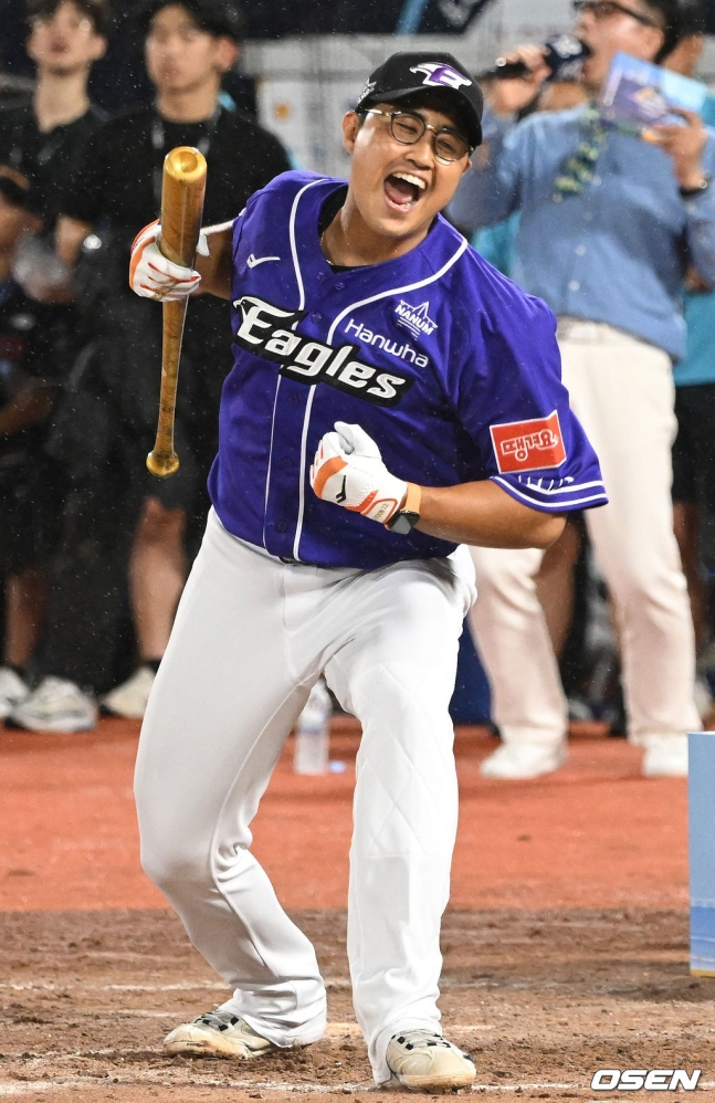 한화 채은성이 14일 부산 사직야구장에서 열린 2023 KBO 올스타 홈런레이스에서 우승이 확정된 뒤 환호하고 있다.