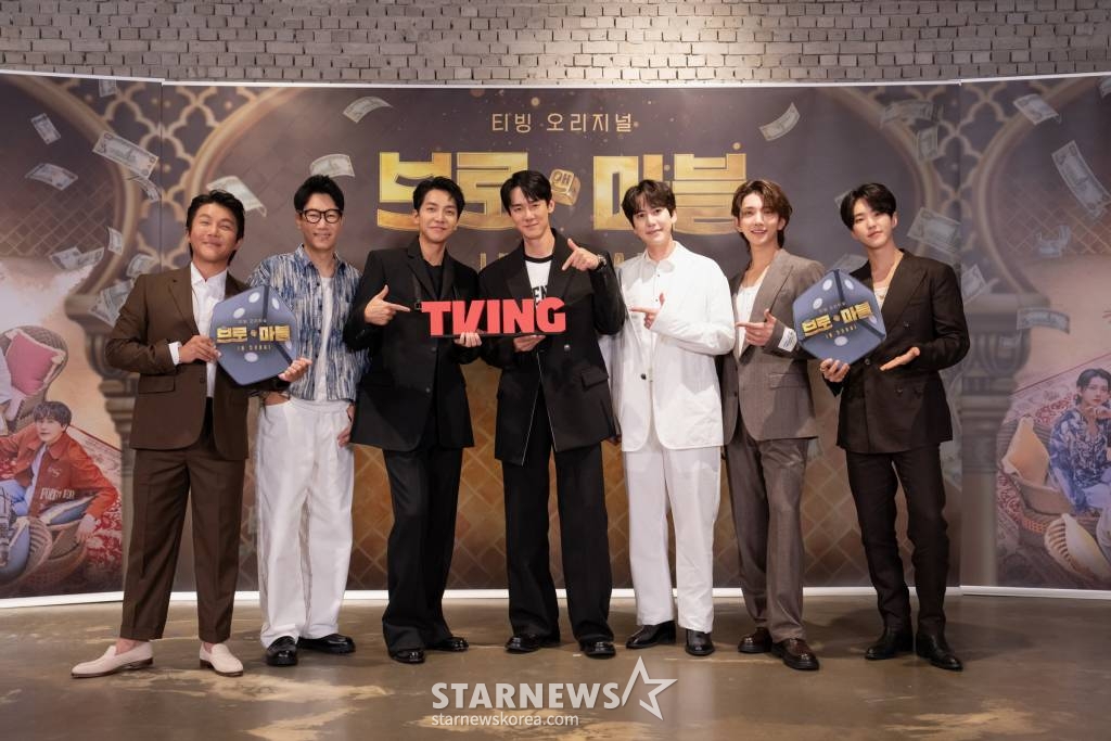 조세호, 지석진, 이승기, 유연석, 규현, 조슈아, 호시가 17일 오전 온라인으로 진행된 티빙 오리지널 '브로 앤 마블' 제작발표회에 참석해 포즈를 취하고 있다. '브로 앤 마블'은 주사위를 굴려 도착한 도시를 구매하고 다른 플레이어의 도시에 걸릴 경우 통행료를 지불하는 보드게임 부루마블의 규칙을 그대로 가져왔다. 출연진은 아랍에미리트(UAE) 두바이에서 현금으로 통행료를 지불하며 도시 곳곳의 랜드마크를 걸고 게임을 진행한다. '브로 앤 마블'에는 배우 유연석, 이동휘, 방송인 지석진, 조세호, 가수 규현, 이승기, 그룹 세븐틴의 조슈아, 호시 등이 출연한다. 오는 21일 공개. / 사진제공 = 티빙 /사진=김창현 기자 chmt@