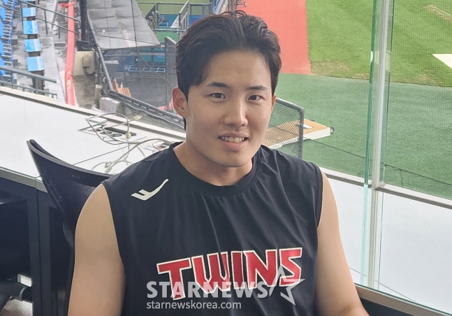 LG 임찬규가 17일 잠실구장에서 취재진과 인터뷰를 하고 있다. /사진=안호근 기자