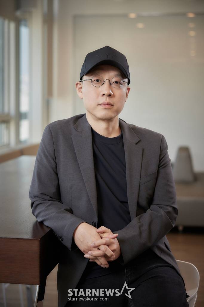 영화 '비공식작전' 김성훈 감독이 19일 오후 서울 종로구 삼청동의 한 카페에서 진행된 인터뷰에 앞서 포즈를 취하고 있다. '비공식작전'은 실종된 동료를 구하기 위해 레바논으로 떠난 외교관 '민준'(하정우 분)과 현지 택시기사 '판수'(주지훈 분)의 버디 액션 영화. 최초의 한국 외교관 납치 사건에서 모티브를 얻은 영화는 '피랍'과 '21개월 뒤 생환'이라는 시작과 끝만 실제 사건에서 따온 후, 그 과정 속 인물들과 스토리를 영화적 상상력으로 채우면서 여느 실화 소재 영화와 다른 방향으로 전개를 튼다. 내달 2일 개봉. / 사진제공 = 쇼박스 /사진=김창현 기자 chmt@