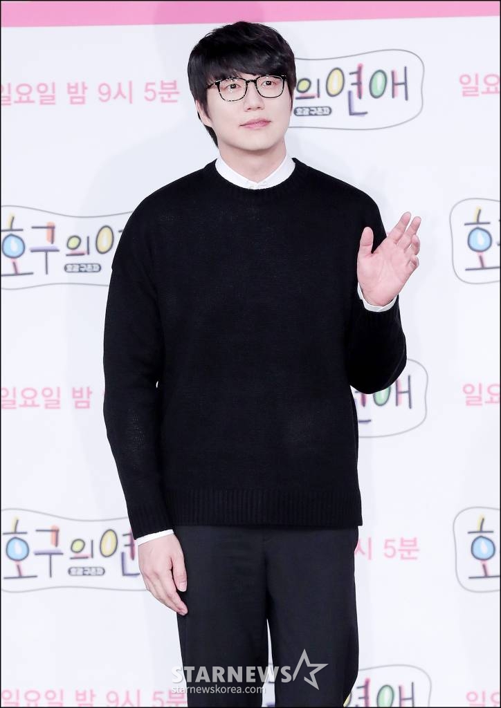 가수 성시경이 14일 오후 서울 마포구 상암동 MBC사옥에서 열린 예능 '호구의 연애' 제작발표회에 참석해 포즈를 취하고 있다. '호구의 연애'는 우리 주위에 있을법한 현실적인 '호감 구혼자' 5인과 여성 회원들이 여행 동호회를 이뤄 함께 여행을 떠나는 과정을 담는 리얼 로맨스 버라이어티다. 오는 17일 첫 방송. /사진=김창현 기자 chmt@
