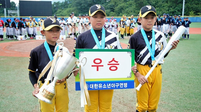 우승을 차지한 경기 남양주야놀유소년야구단 선수들. /사진=대한유소년야구연맹