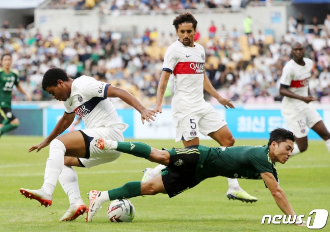 전북 이동준(앞쪽 2번째)이 3일 오후 부산아시아드주경기장에서 열린 PSG와 쿠팡플레이 시리즈 3차전에서 상대와 충돌 후 걸려 넘어지고 있다. /사진=뉴스1