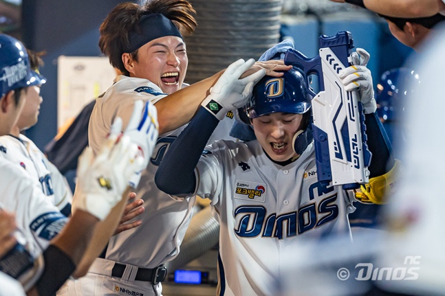 NC 김성욱(맨 오른쪽)이 5일 창원 키움전에서 8회 말 결승 솔로 홈런을 터트리고 동료들의 축하를 받고 있다. /사진=NC 다이노스
